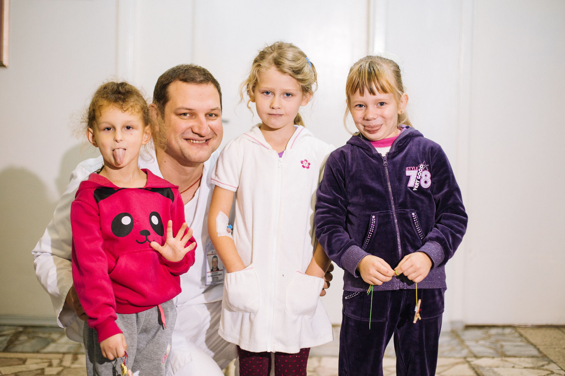 Лікар фонду разом із маленькими пацієнтками