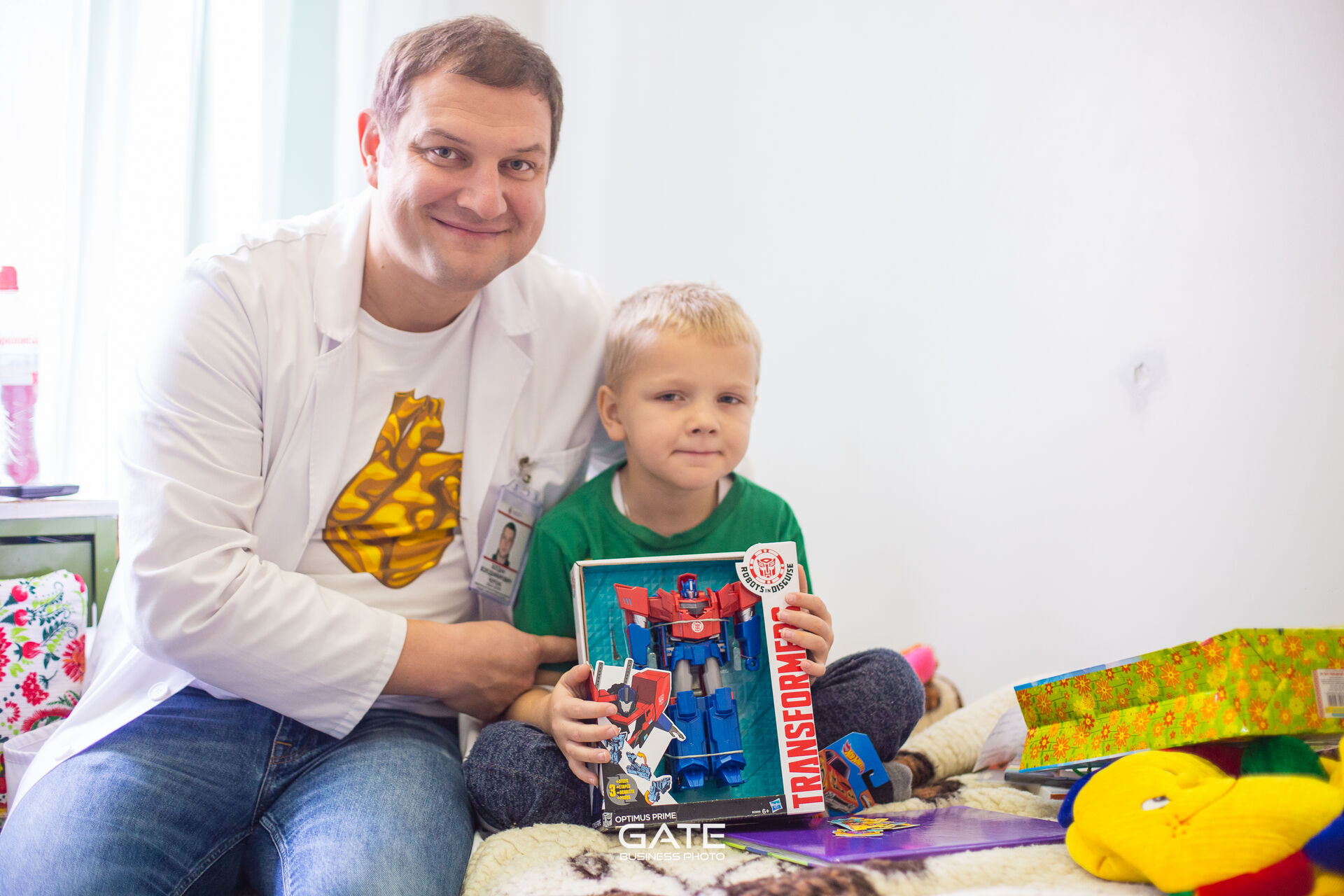 Лікар фонду з маленьким пацієнтом